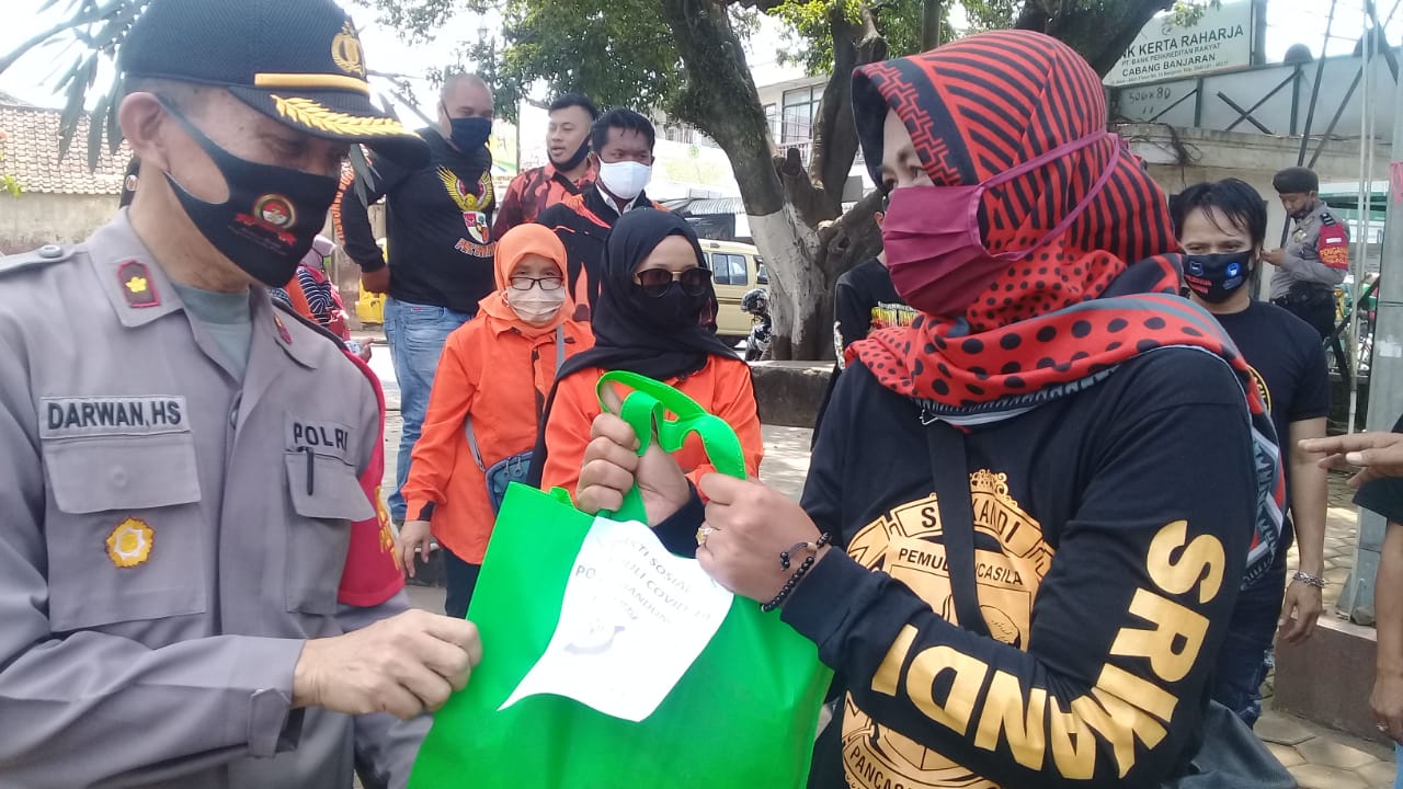 Jelang HUT Bhayangkara Ke 74 Polsek Banjaran, Berbagi Kebahagiaan Dengan Membagikan Sembako Pada Ormas 